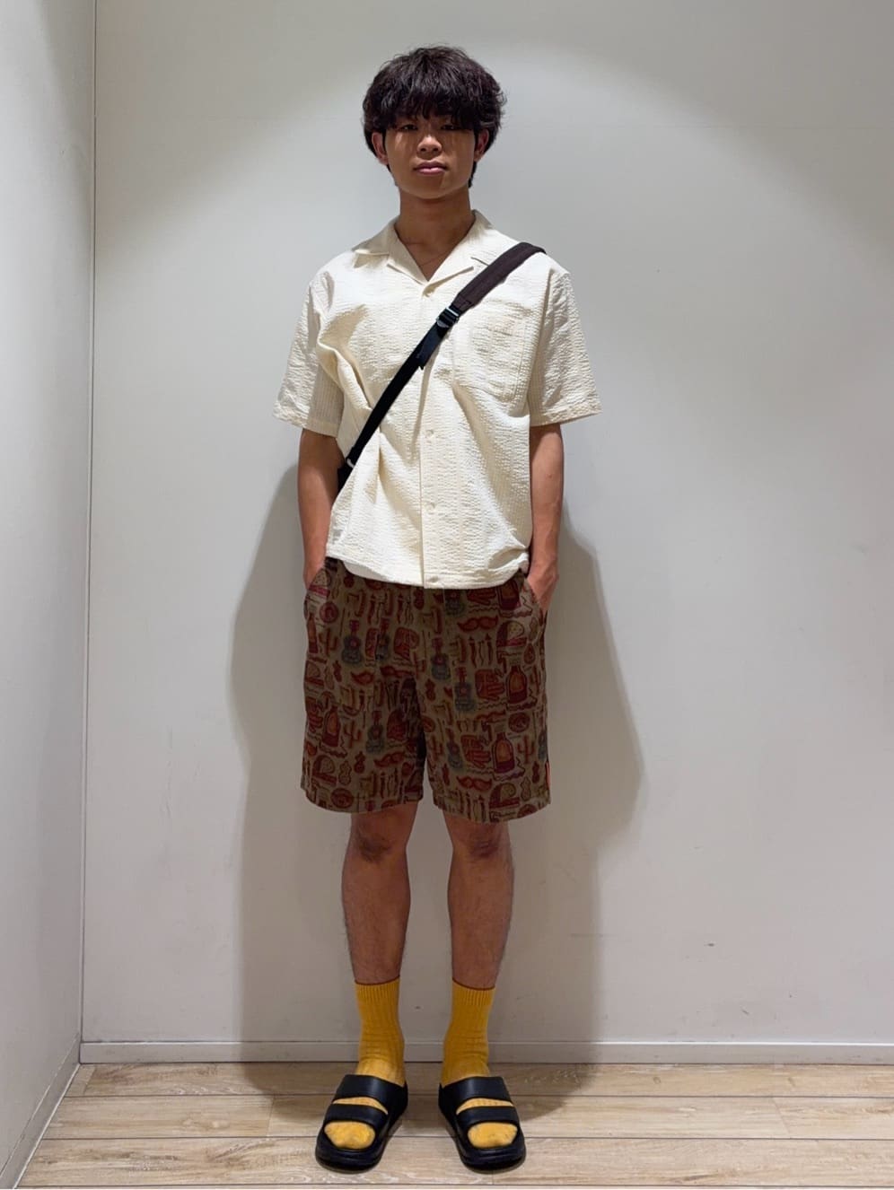 FREAK’S STOREのシアサッカー スピンドル オープンカラー 半袖シャツを使ったコーディネートを紹介します。｜Rakuten Fashion(楽天ファッション／旧楽天ブランドアベニュー)7348649