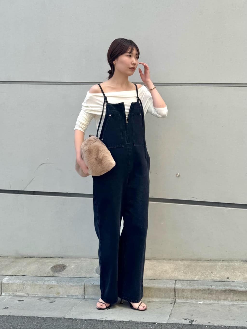 GALLARDAGALANTEの【2サイズ展開】センタージップデニムサロペットを使ったコーディネートを紹介します。｜Rakuten Fashion(楽天ファッション／旧楽天ブランドアベニュー)7349891