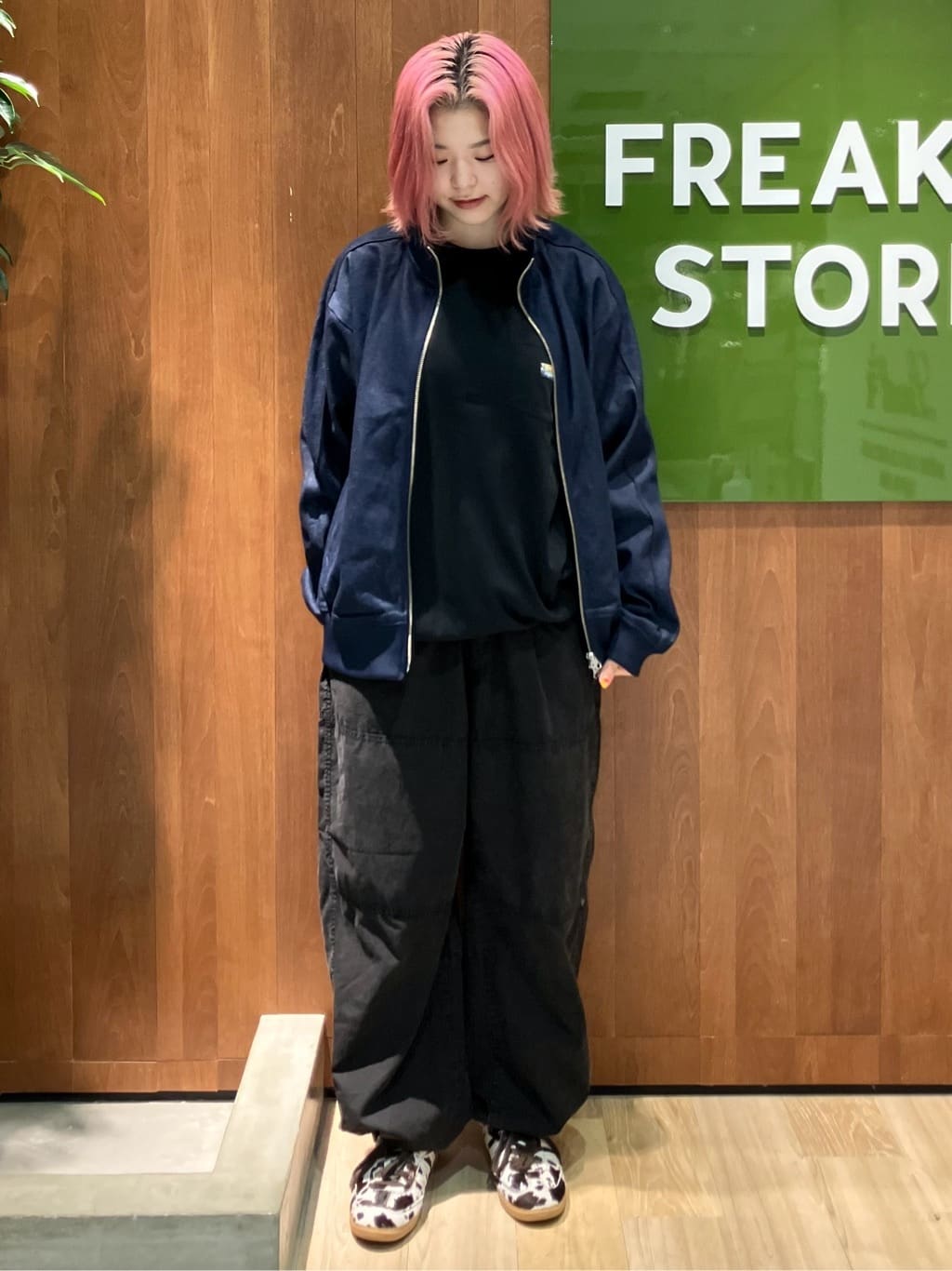 FREAK’S STOREのumbro × FREAK'S STORE 別注 デニム トラックジャケット 26AWを使ったコーディネートを紹介します。｜Rakuten Fashion(楽天ファッション／旧楽天ブランドアベニュー)7352903