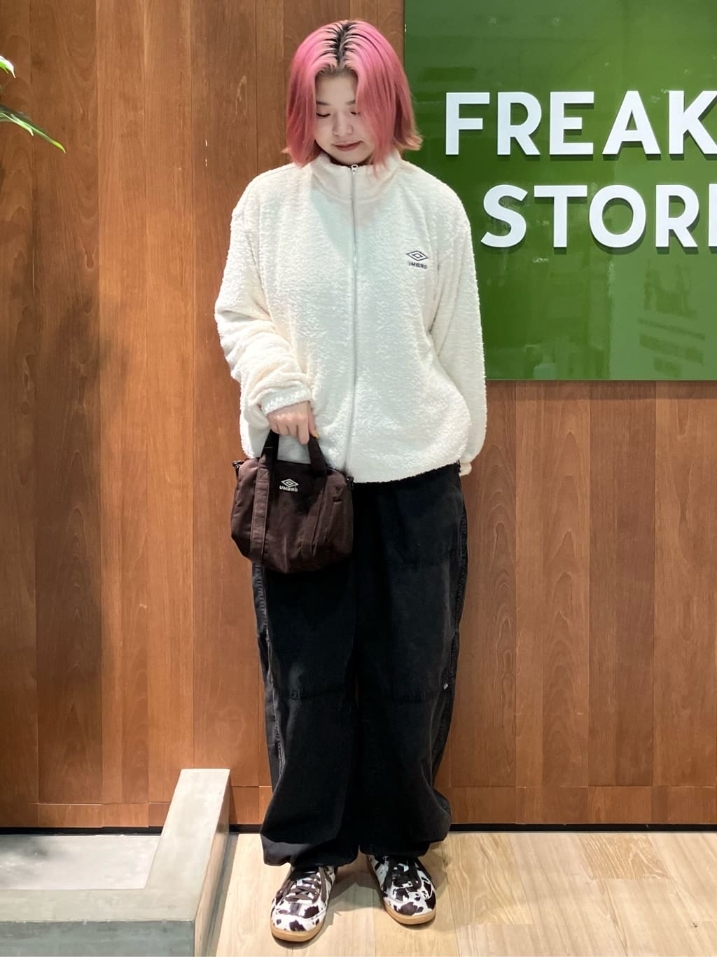 FREAK’S STOREのumbro × FREAK'S STORE 別注 ブークレ トラックジャケット 26AWを使ったコーディネートを紹介します。｜Rakuten Fashion(楽天ファッション／旧楽天ブランドアベニュー)7352912