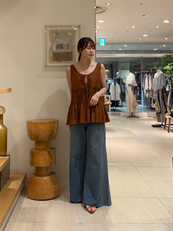 GALLARDAGALANTEの切替フレアデニムを使ったコーディネートを紹介します。｜Rakuten Fashion(楽天ファッション／旧楽天ブランドアベニュー)7354246