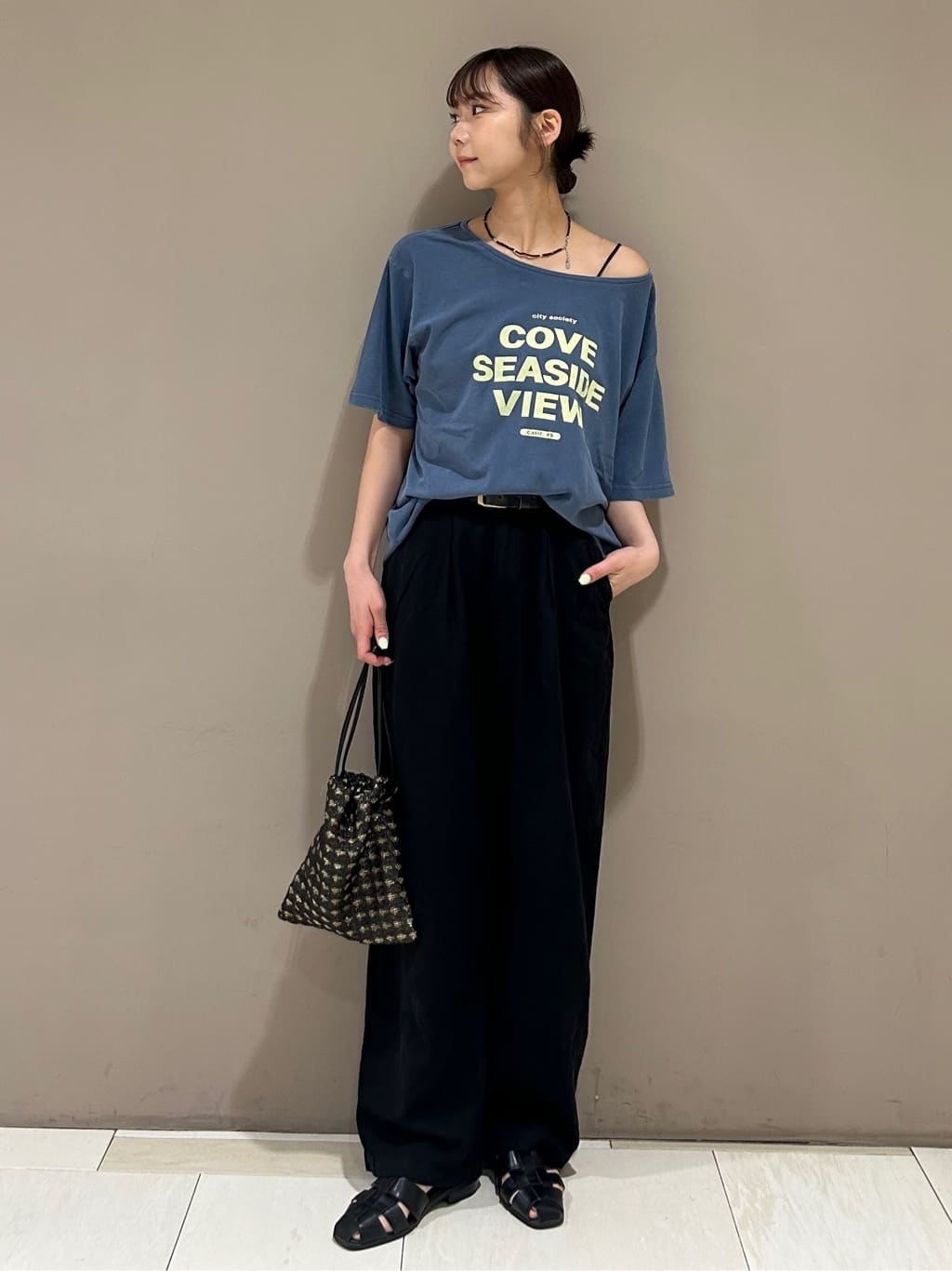 FREAK’S STOREのルーズネック ピグメントロゴTシャツを使ったコーディネートを紹介します。｜Rakuten Fashion(楽天ファッション／旧楽天ブランドアベニュー)7357322