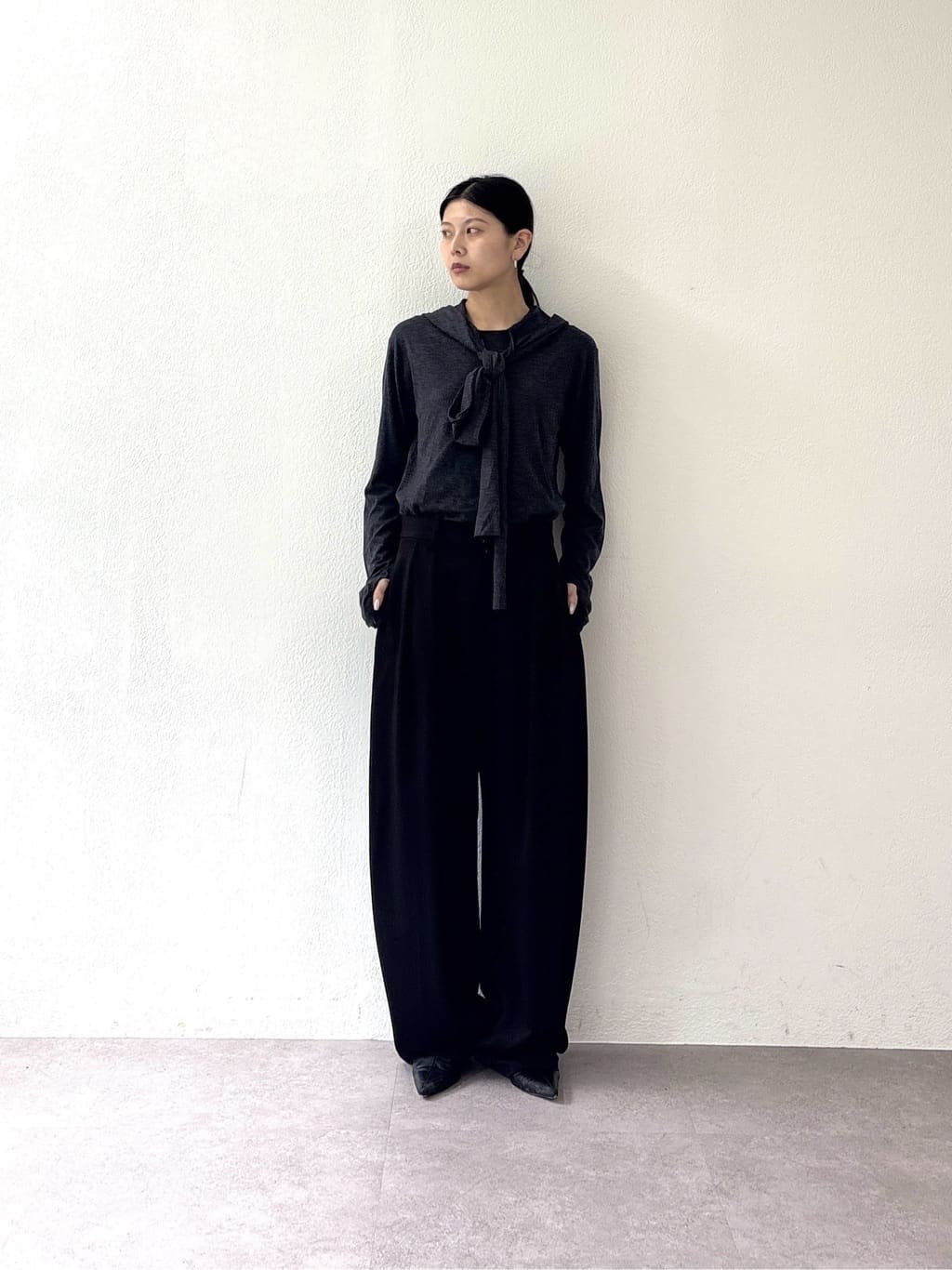 GALLARDAGALANTEの【2026AW Debut】【UNFORM】カシミヤ混フーディボウタイニットを使ったコーディネートを紹介します。｜Rakuten Fashion(楽天ファッション／旧楽天ブランドアベニュー)7359059