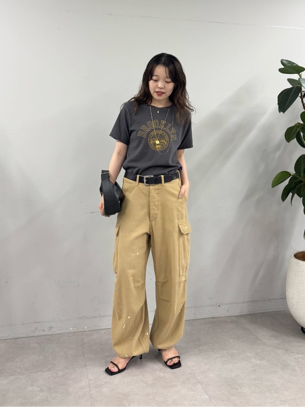GALLARDAGALANTEの【穿くだけで決まる】ペイントカーゴパンツを使ったコーディネートを紹介します。｜Rakuten Fashion(楽天ファッション／旧楽天ブランドアベニュー)7359098