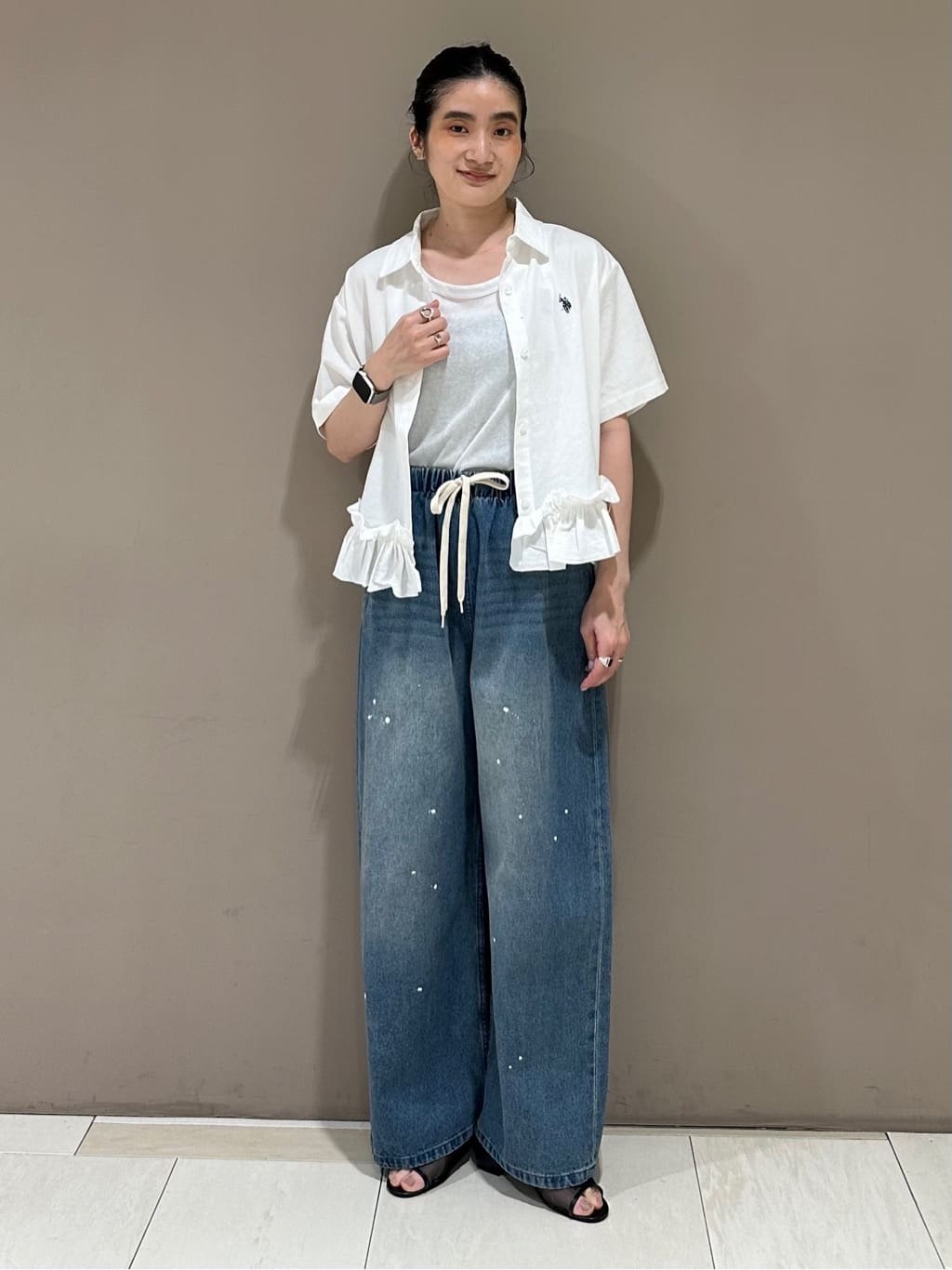 FREAK’S STOREの別注 裾 フリル シャツ 限定展開を使ったコーディネートを紹介します。｜Rakuten Fashion(楽天ファッション／旧楽天ブランドアベニュー)7362376