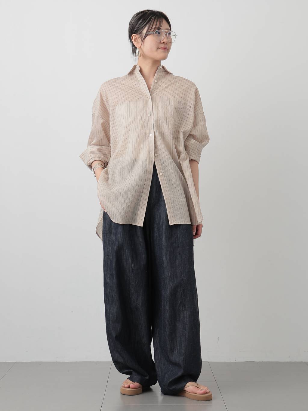 Curensologyのシャイニーストライプシャツを使ったコーディネートを紹介します。｜Rakuten Fashion(楽天ファッション／旧楽天ブランドアベニュー)7372705