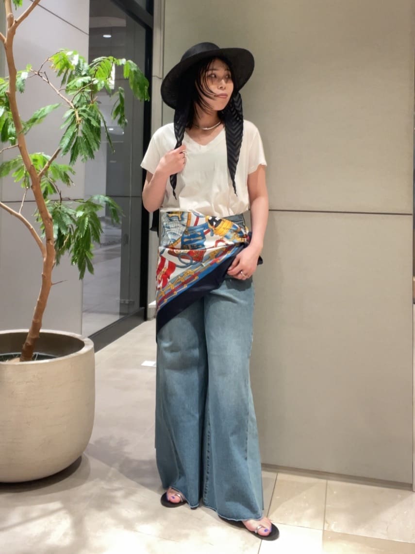 GALLARDAGALANTEのVネックTシャツを使ったコーディネートを紹介します。｜Rakuten Fashion(楽天ファッション／旧楽天ブランドアベニュー)7374714