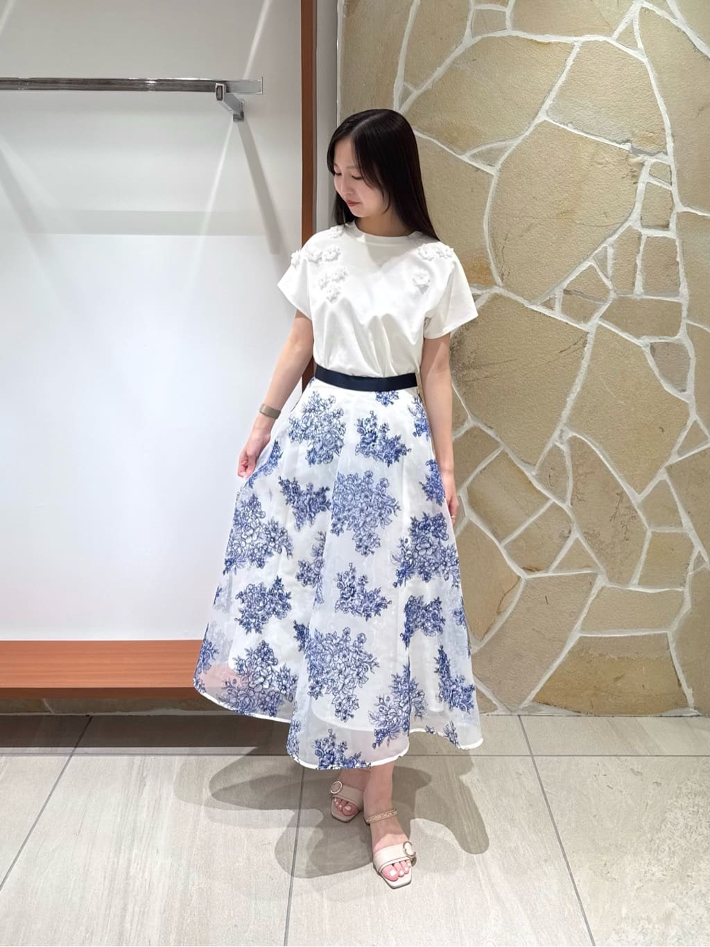 Viaggio Bluのフラワーモチーフカットソーを使ったコーディネートを紹介します。｜Rakuten Fashion(楽天ファッション／旧楽天ブランドアベニュー)7439454