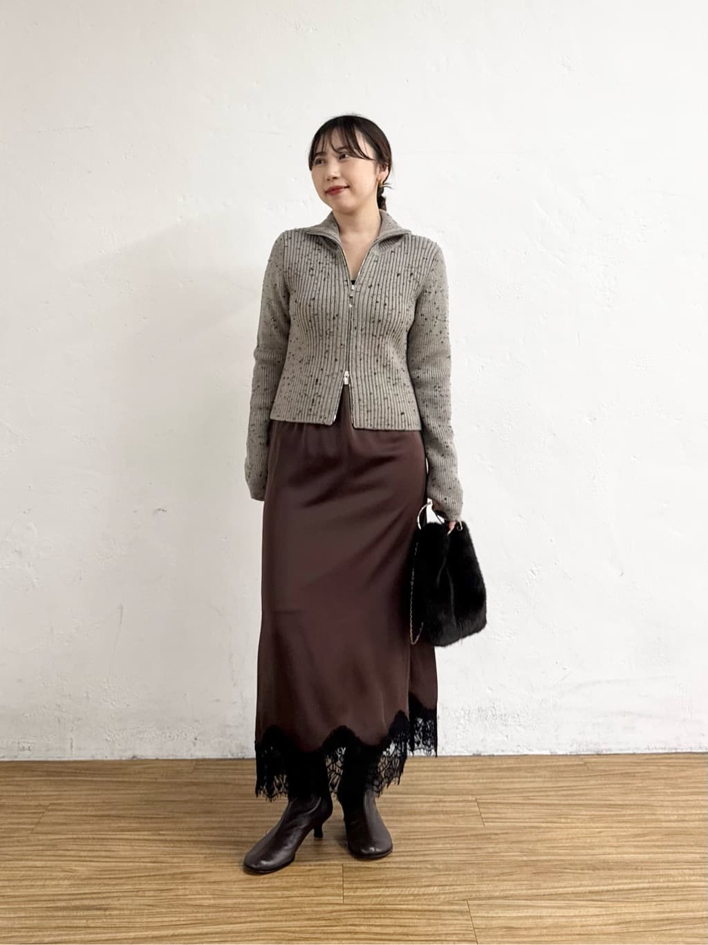 GALLARDAGALANTEのミディサテンレーススカートを使ったコーディネートを紹介します。｜Rakuten Fashion(楽天ファッション／旧楽天ブランドアベニュー)7439683