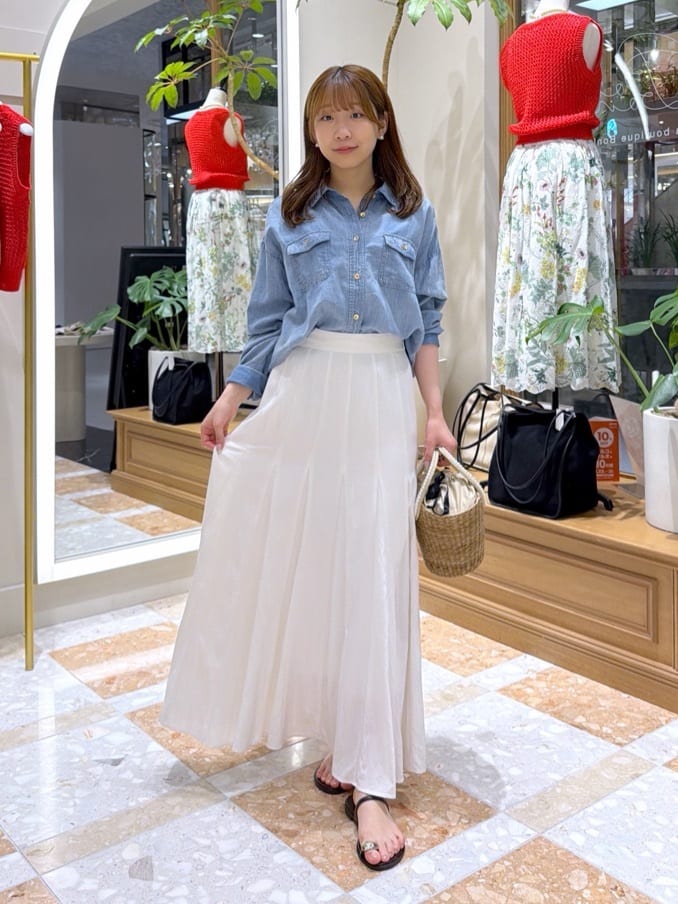 La boutique BonBonの【RISA監修・冷房対策】シアーデニム3WAYシャツを 
