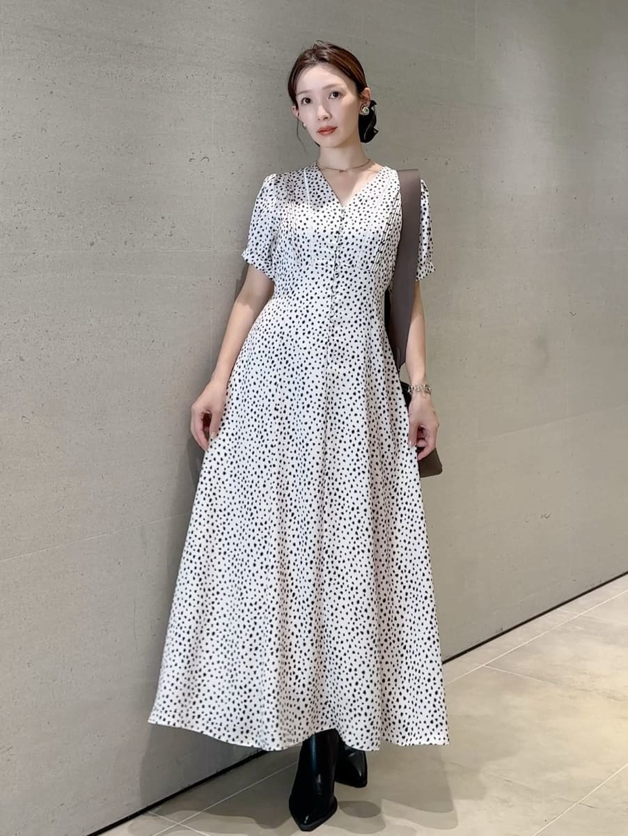 Mila Owen | ドット柄くるみボタンVネックナローワンピース | Rakuten